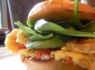 Cheddar, Spinach, and Pepper Omelet Bagel Sandwich