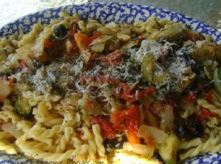 Macaroni Pasta with Fresh Tomatoes, Zucchini and Artichokes