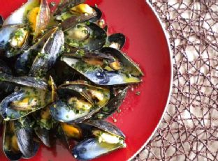 Garlicky Mussels With Curry Cream