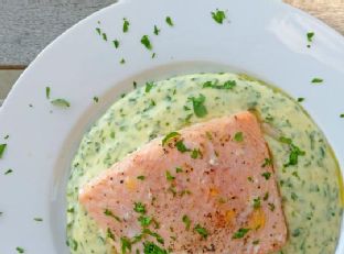 Spring Time Lunch: Baked Salmon with Parsley Sauce