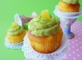 White chocolate cupcakes with pineapple