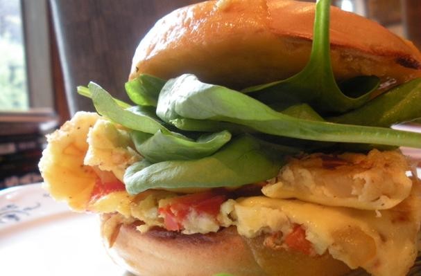 How To Make Cheddar, Spinach, and Pepper Omelet Bagel Sandwich | Recipe