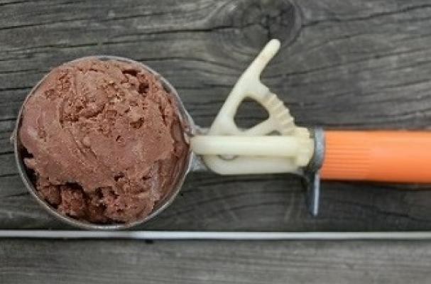 How To Make Creamy egg-less chocolate ice cream with chocolate chip cookies | Recipe